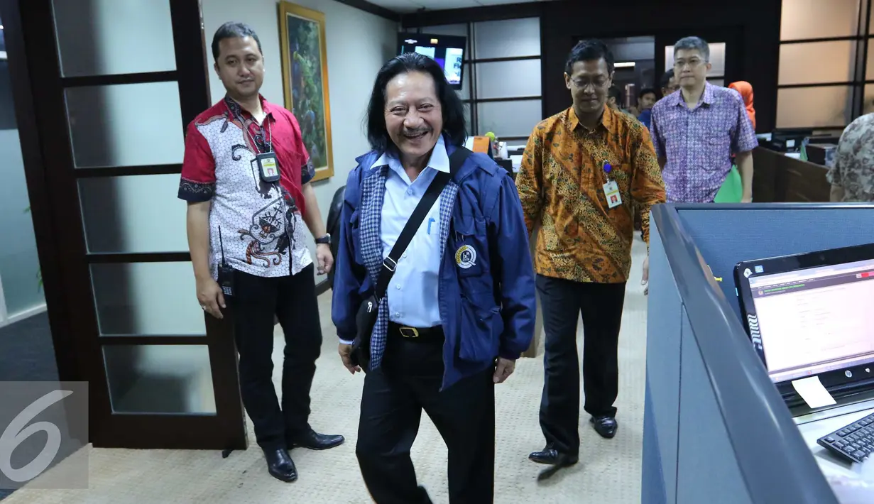 Direktur PT Indofood, Fransiscus Welirang saat tiba untuk mengikuti program Tax Amnesty di Dirjen Pajak, Jakarta, (30/9). Keduanya  berpartisipasi memanfaatkan kesempatan dari pemerintah untuk mendukung program tax amnesty. (Liputan6.com/Angga Yuniar)