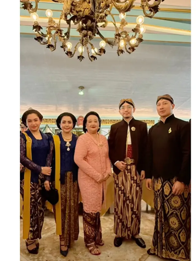 6 Potret Mayangsari dan Khirani Trihatmodjo Kompak Pakai Kebaya Biru di Acara Solo