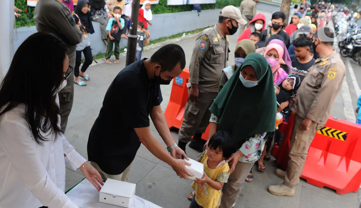 Warga mengantre untuk mendapatkan takjil di depan Kantor Pemerintah Daerah Kabupaten Bogor, Cibinong, Minggu (17/4/2022). Setiap hari selama bulan Ramadhan Pemkab Bogor menyediakan sekitar 400 hingga 500 paket takjil yang berasal dari dinas- dinas di lingkungan Pemkab Bogor (merdeka.com/Arie Basuki