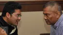 Alex Usman berbincang dengan Kuasa Hukumnya usai Sidang Vonis di Pengadilan Tipikor, Jakarta, Kamis (10/3/2016). Majelis Hakim menjatuhi hukuman kepada Alex Usman 6 tahun penjara dan denda Rp 500 juta. (Liputan6.com/Gempur M Surya)