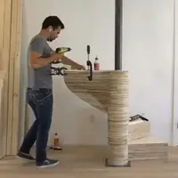 Seorang desainer mendokumentasikan pembuatan tangga spiral yang dibuat dari susunan kayu triplek. (Via: boredpanda.com)