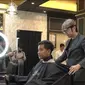 Cawapres nomor urut 2 Gibran Rakabuming Raka mencukur rambutnya jelang hadir dalam debat ketiga Pilpres di Istora Senayan, Minggu malam (7/1/2024). ( Foto: Istimewa)