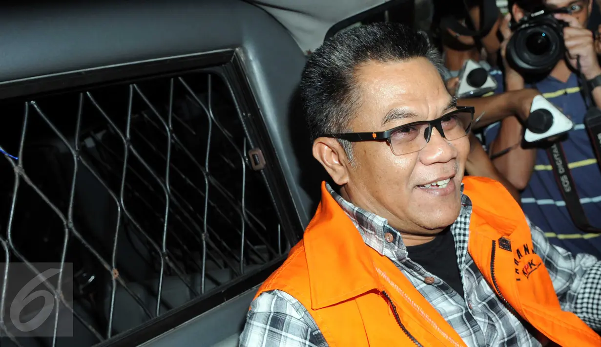 Anggota Komisi III DPRD Banten dari F-PDIP Tri Satya Santosa berada di mobil tahanan usai pemeriksaan di KPK, Jakarta, Rabu (20/1). Tri diperiksa sebagai saksi dugaan suap pembahasan pembentukan Bank Pembangunan Daerah Banten (Liputan6.com/Helmi Afandi)