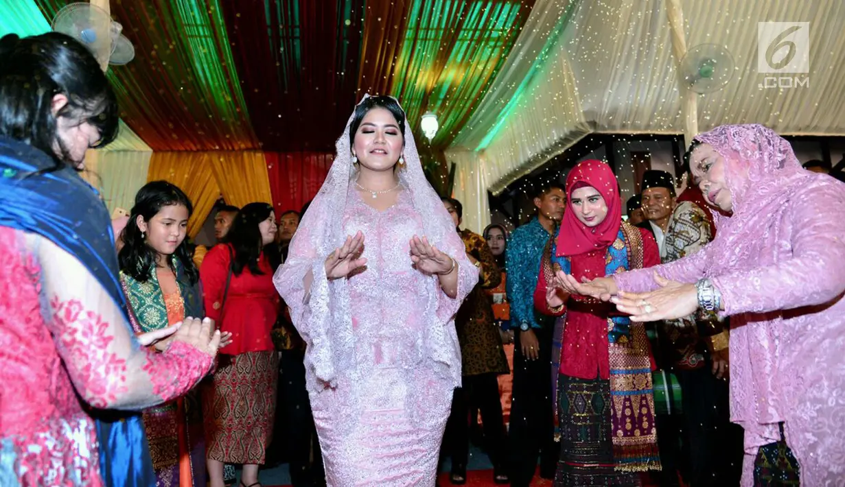 Kahiyang Ayu mengikuti prosesi pemberian marga dengan Manortor atau menari Tortor di rumah Pamannya Bobby Nasution di Medan, Selasa (21/11). Putri Presiden Jokowi, Kahiyang Ayu diberi boru Siregar. (Liputan6.com/Pool/Media Center)