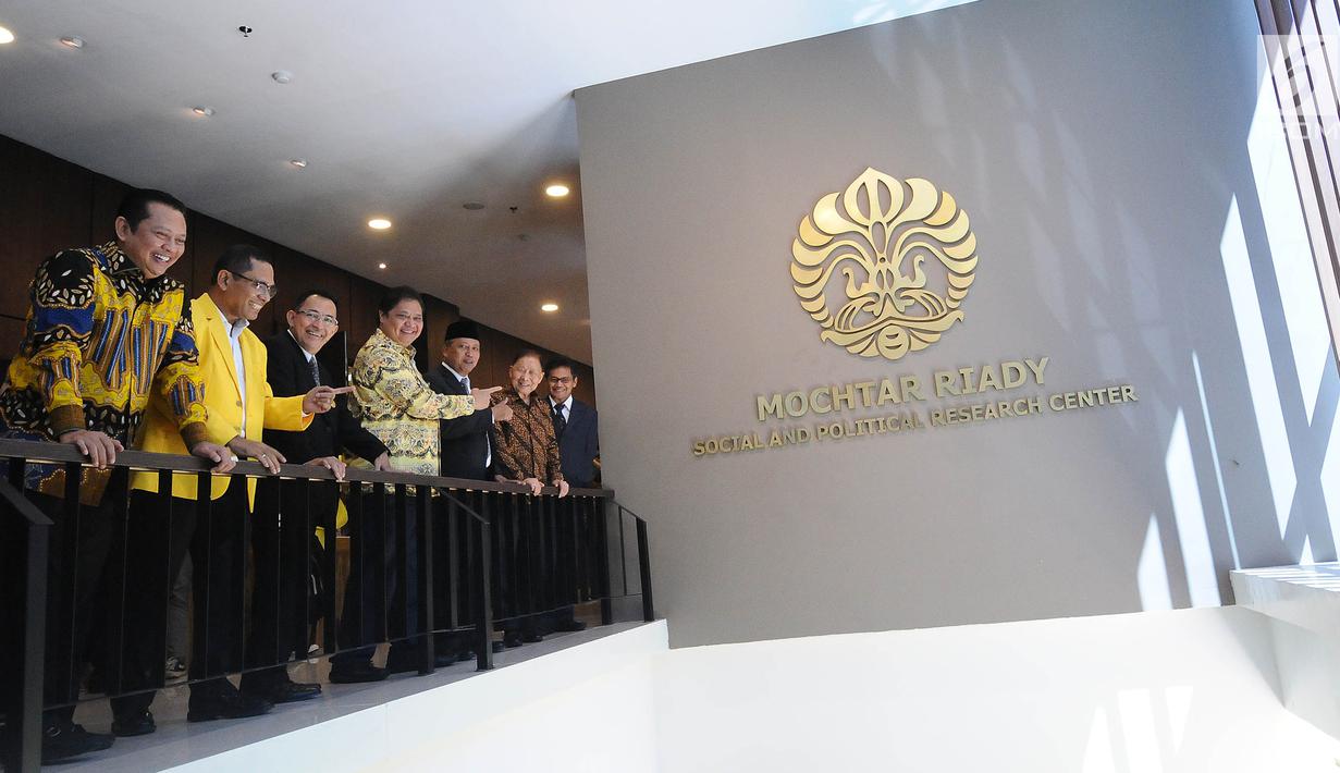 Menristekdikti Mohamad Nasir dan Ketua DPR Bambang Soesatyo menghadiri peresmian pembangunan kembali Gedung C FISIP Universitas Indonesia (UI) di Depok, Jawa Barat, Kamis (2/5/2019). Gedung tersebut diberi nama Mochtar Riady Social & Political Research Center. (Liputan6.com/Herman Zakharia)