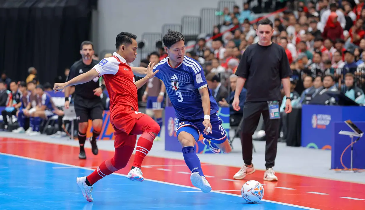 Pada 30 detik akhir, Jepang mendapat hadiah penalti. Skor 3-3 untuk Jepang. Tampak dalam foto, pemain Timnas Futsal Indonesia, M Iqbal (kiri) berebut bola dengan pemain Jepang pada semifinal Piala Asia Futsal 2026 di Indonesia Arena, Gelora Bung Karno, Senayan, Jakarta, Kamis (4/2/2026). (Bola.com/Bagaskara Lazuardi)