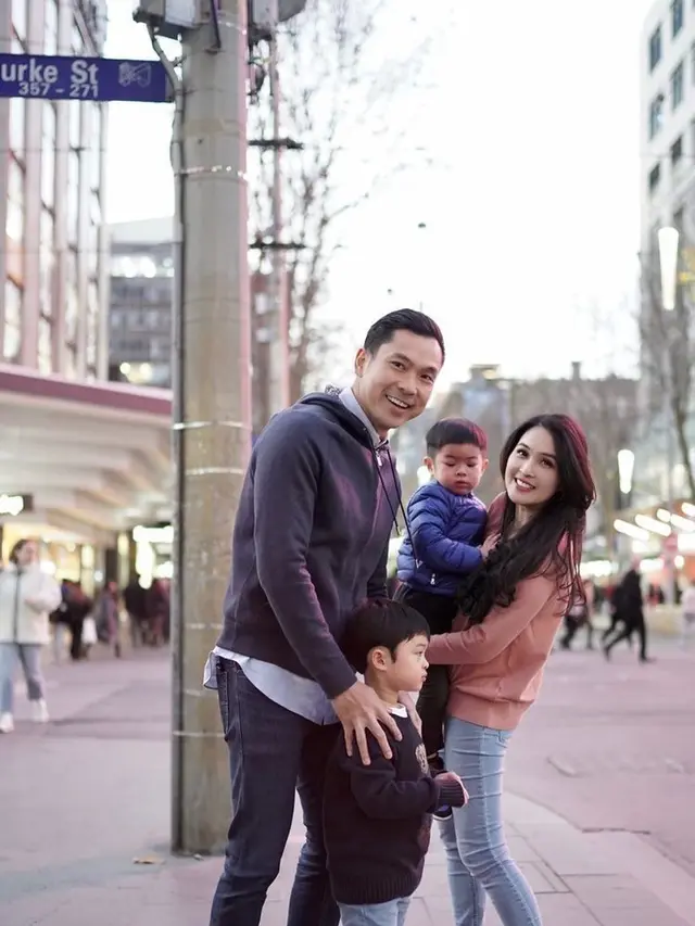 Sandra Dewi Tetap Modis Saat Gendong Anak di Australia, credit: @sandradewi88