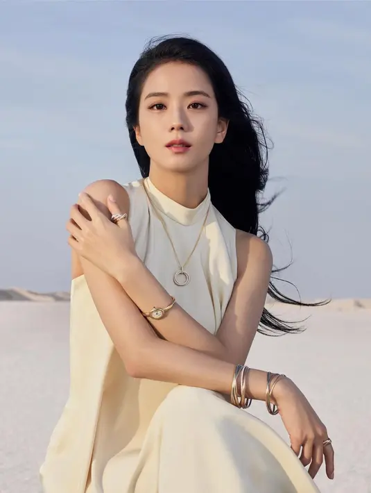 Bak dewi, lihat potret Jisoo BLACKPINK di padang pasir ini. Ia tampil elegan mengenakan halter neck dress tanpa lengan berwarna putih. Ia Kembali membiarkan rambut hitam panjangnya tergerai terkena angin membuat penampilannya yang sederhana ini terlihat dramatis. [Foto: Instagram/sooyaaa__]
