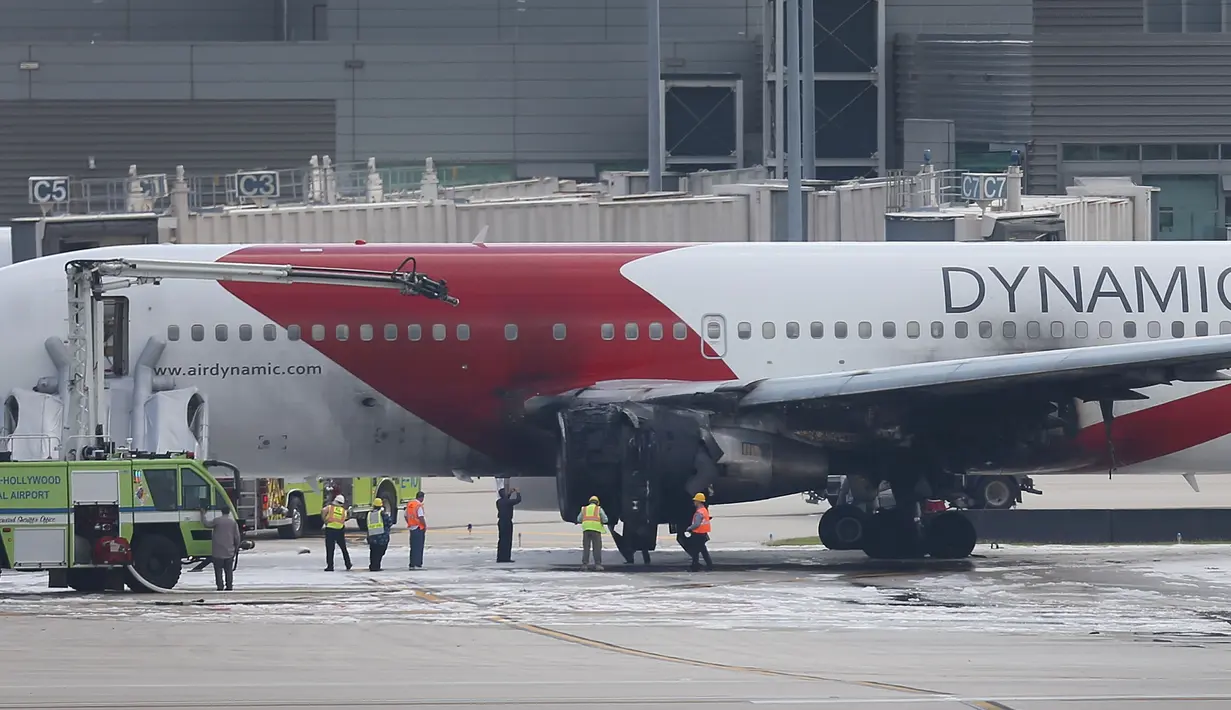 Pesawat dengan 101 orang di dalamnya terbakar saat akan lepas landas dari Bandara Fort Lauderdale, Florida, Kamis (29/10). Kantor Broward County Sheriff mengatakan mesin Boeing 767 itu terbakar saat bersiap-siap menuju Venezuela (AFP PHOTO/Andres Gallego)