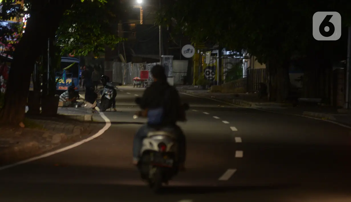 Kondisi lalu lintas pada malam takbiran di kawasan Tebet, Jakarta, Sabtu (23/5/2020). Satgas COVID-19 menutup akses Jalan Tebet Utara tersebut untuk menekan penyebaran COVID-19 dan mengurangi keramaian warga yang ingin berbelanja baju Lebaran pada malam takbiran. (merdeka.com/Imam Buhori)