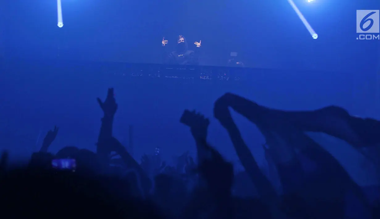 Aksi DJ Alan Walker saat tampil dipanggung Invasion 2017 yang bertajuk Lost In Wonderland di Jakarta, Jumat (22/9). DJ asal Norwegia tersebut menampilkan sejumlah lagu miliknya diantaranya Faded, Sing Me To Sleep dan Alone. (Liputan6.com/Herman Zakharia)
