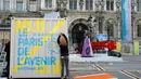 Seniman saat menyiapkan sebuah tempat pameran seni yang bernama " Paris de L' Avenir ", Paris, Perancis, (26/11). Konferensi Perubahan Iklim Dunia 2015 (COP21) akan dilaksanakan pada 30 November nanti. (REUTERS/Eric Gaillard)