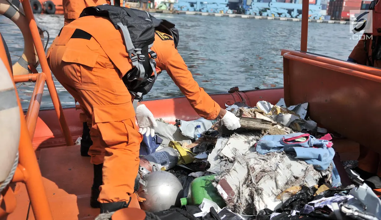 Basarnas mengevakuasi sisa barang penumpang pesawat Lion Air JT 610 di Tanjung Priok, Jakarta Utara, Senin (29/10). Petugas menemukan tas, sandal, pakaian, koper dan sebagainya. (Merdeka.com/Iqbal Nugroho)