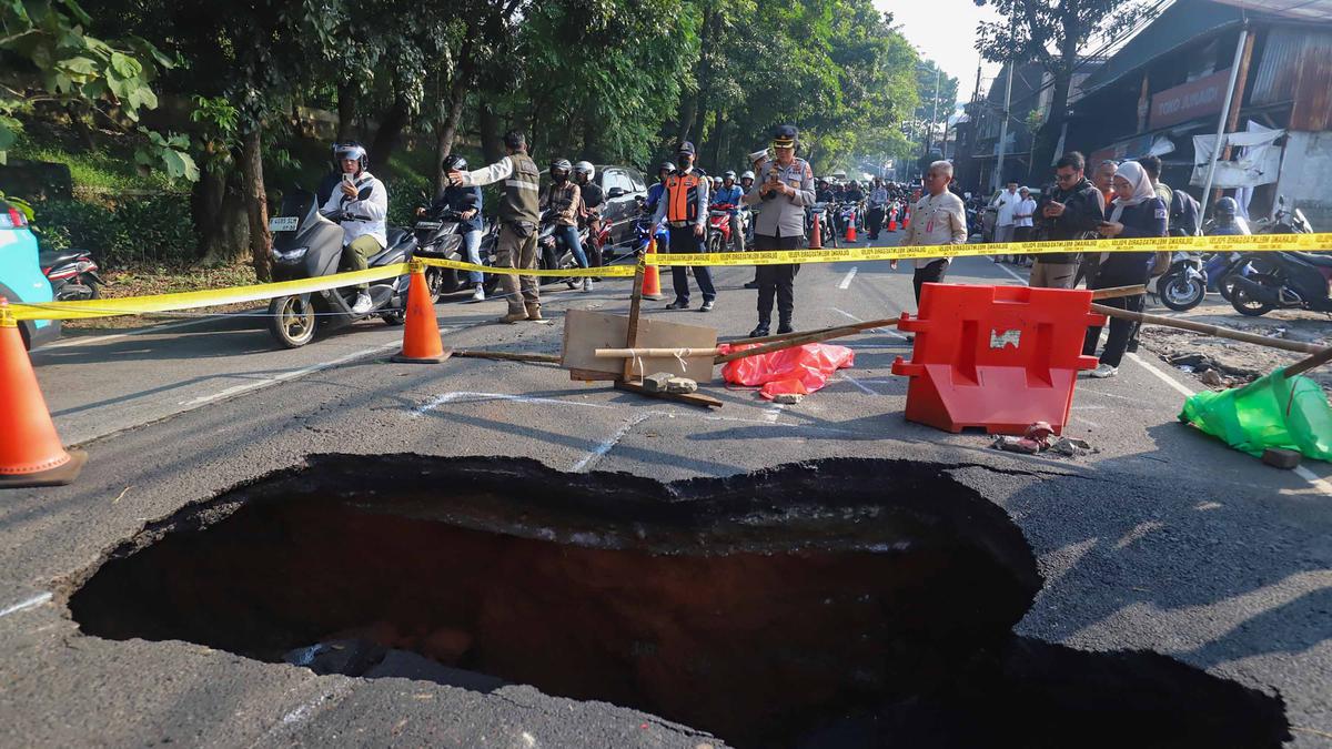 Ambles, Lubang Besar Menganga di Jalan Raya Lenteng Agung Jakarta Selatan