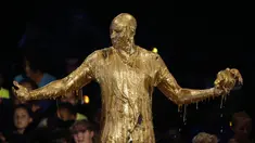 Ekspresi Kobe Bryant setelah terkena semprotan cairan emas saat menerima penghargaan "Legend" pada ajang Kids Choice Sport 2016 di Los Angeles, California, (14/7/2016). (REUTERS/Mario Anzuoni)