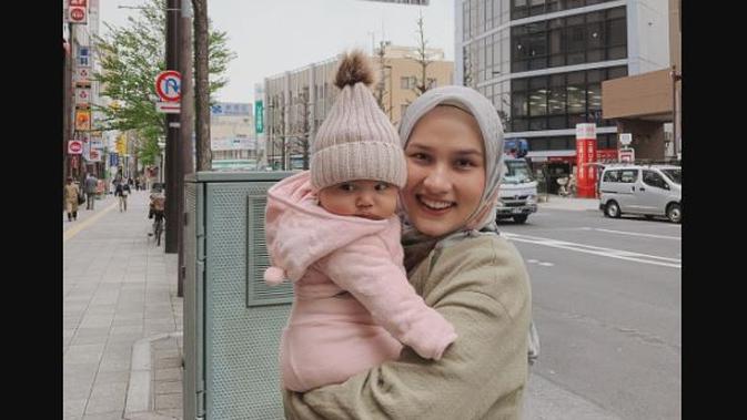 Hijabers Dwi Handayani dan sang putri. (dok. Instagram @dwihandaanda/https://www.instagram.com/p/BwJlcrBgTNS/Dinny Mutiah)