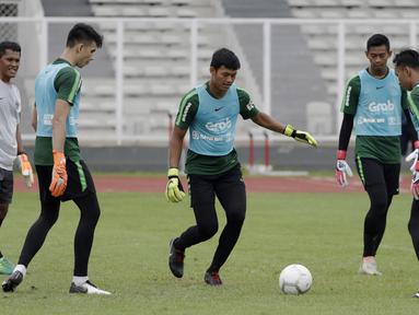Para kiper Timnas Indonesia U-22 berlatih operan saat latihan di Stadion Madya, Jakarta, Jumat (18/1). Latihan ini merupakan persiapan jelang Piala AFF U-22. (Bola.com/Yoppy Renato)