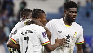Bintang Arsenal, Thomas Partey total tampil dalam 4 edisi Piala Afrika bersama Timnas Ghana pada 2017, 2019, 2021 dan 2023. Pada edisi 2023 ia sama sekali tak dimainkan karena masih dalam kondisi cedera. Belum sekalipun mencicipi gelar juara, prestasi terbaiknya adalah satu kali menjadi peringkat keempat pada edisi 2017 setelah kalah 0-2 dari Kamerun di semifinal dan takluk 0-1 dari Burkina Faso pada perebutan tempat ketiga. (AFP/Khaled Desouki)