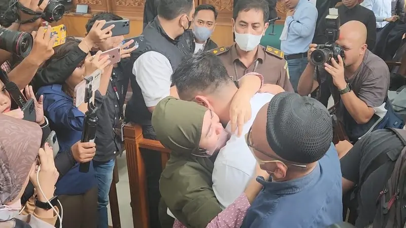 Irfan Widyanto tak kuasa menahan tangisnya usai mendapat vonis 10 bulan penjara dari Majelis Hakim