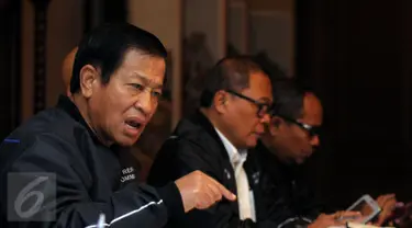 Ketua Ad-Hoc Reformasi PSSI, Agum Gumelar (kiri) saat memberikan pernyataan sikap terkait belum tuntasnya kisruh persepakbolaan Indonesia, Jakarta, Kamis (4/2/2016). Agum berharap kemelut yang terjadi tidak berlarut. (Liputan6.com/Helmi Fithriansyah)