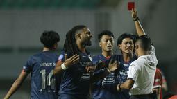 Memasuki menit keempat, petaka menghampiri tim Singo Edan yang harus bermain dengan 10 personel. Gelandang Jayus Haryono mendapat kartu merah langsung setelah menerjang kaki Sutanto Tan. (Foto: Bola.com/M Iqbal Ichsan)