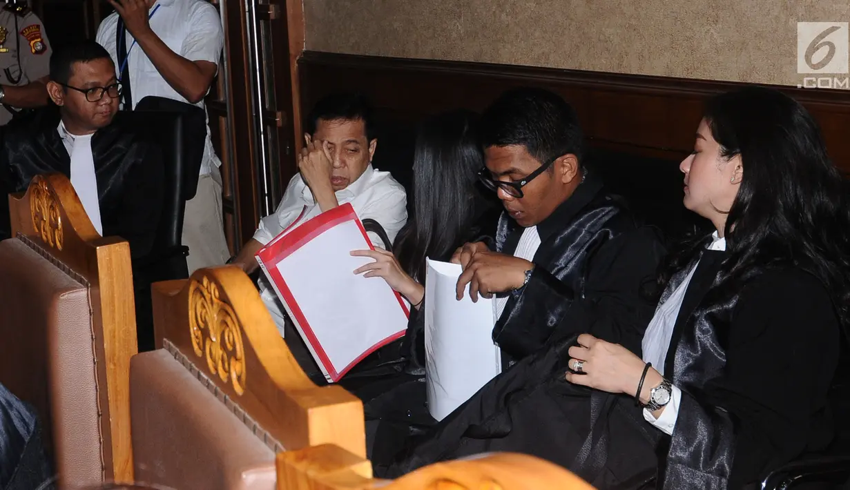 Tersangka korupsi proyek E-KTP Setya Novanto (kedua kiri) bersama kuasa hukumnya jelang mengikuti sidang perdana di Pengadilan Tipikor, Jakarta, Rabu (13/12). Sidang beragendakan pembacaan dakwaan Jaksa Penuntut Umum KPK. (Liputan6.com/Helmi Fithriansyah)
