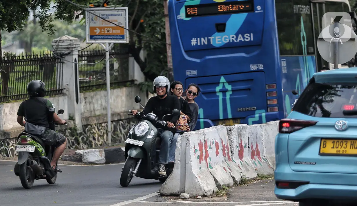 Pengendara sepeda motor nekat melawan arus lalu lintas di salah satu ruas jalan raya di Jakarta Selatan pada Kamis (12/6/2025). (Liputan6.com/Angga Yuniar)