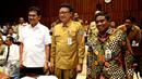 Mendagri Tjahjo Kumolo (tengah), bersama Menpan RB Asman Abnur dan Dirjen Otda Kemendagri, Soni Sumarsono sebelum mengikuti rapat kerja dengan Komisi II DPR di Kompleks Parlemen, Senayan, Jakarta, Selasa (6/12). (Liputan6.com/Johan Tallo)