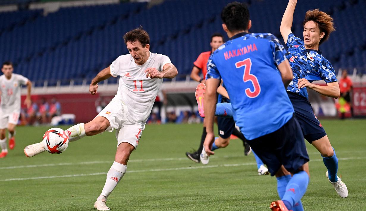 Pada menit ke-32 Spanyol mendapat peluang kedua melalui Mikel Oyarzabal. Menerima umpan dari Oscar Gil hasil kerjasama dengan Pedri, tembakan Mikel Oyarzabal masih melenceng dari gawang Jepang. (Foto: AFP/Jonathan Nackstrand)
