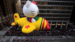 Balon animasi karakter Hello Kitty melayang di atas jalanan Manhattan di New York selama parade tahunan Macy's Thanksgiving Day ke-90, Kamis (24/11). Biasanya acara ini dimulai pukul 09.00 pagi pada Hari Pengucapan Syukur. (REUTERS/Andrew Kelly)
