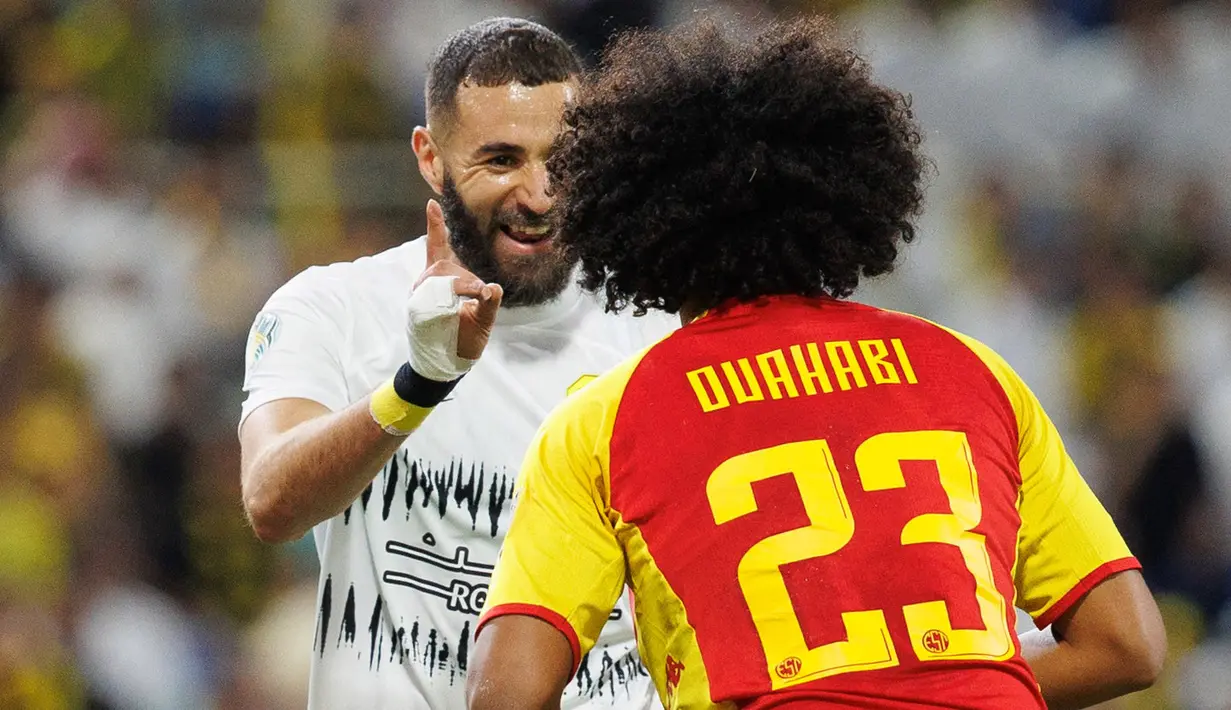 Peraih Ballon d'Or 2022 itu menjadi kunci kemenangan Al Ittihad dengan memborong satu gol dan satu assist. (Photo by AFP)