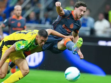 Pemain Sassuolo, Jay Idzes, berusaha menghadang tendangan pemain Inter Milan, Carlos Augusto, pada matchday keempat Serie A 2025/2026 di Stadion Giuseppe Meazza, Senin (22/9/2025). (AP Photo/Antonio Calanni)