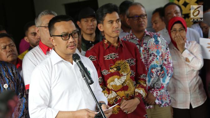 Menpora Imam Nahrawi (kiri) saat menyampaikan keterangan terkait pengunduran dirinya dari jabatan Menteri Pemuda dan Olahraga di Gedung Kemenpora, Jakarta, Kamis (19/9/2019). Sebelumnya, KPK menetapkan Imam Nahrawi sebagai tersangka kasus suap dana hibah KONI. (Liputan6.com/Helmi Fithriansyah)