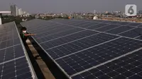 Pekerja melakukan pengecekan panel surya di atas gedung di kawasan Jakarta, Senin (31/8/2020). Pemerintah tengah menyiapkan peraturan presiden terkait energi baru terbarukan dan konservasi energi agar target 23 persen bauran energi di Indonesia bisa tercapai pada 2045. (Liputan6.com/Angga Yuniar)