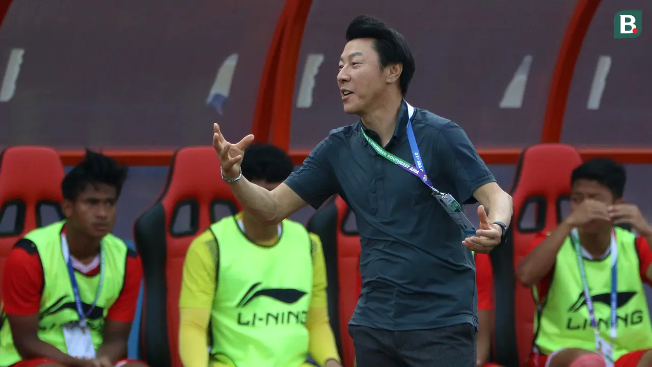 Foto: Ekspresi Coach Shin Tae-yong yang Kesal dengan Keputusan Wasit saat Timnas Indonesia Bertemu Filipina di SEA Games 2021