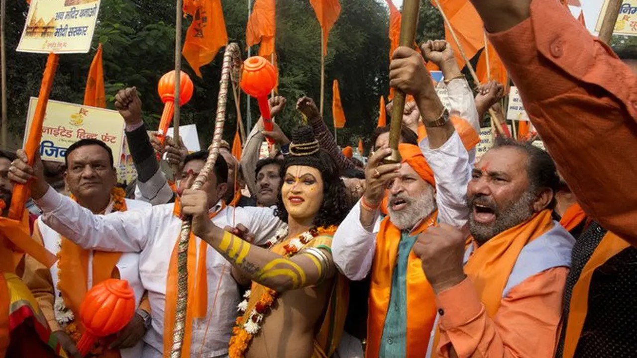 Aksi protes umat Hindu India di situs suci Ayodhya yang diperebutkan (AP Photo)
