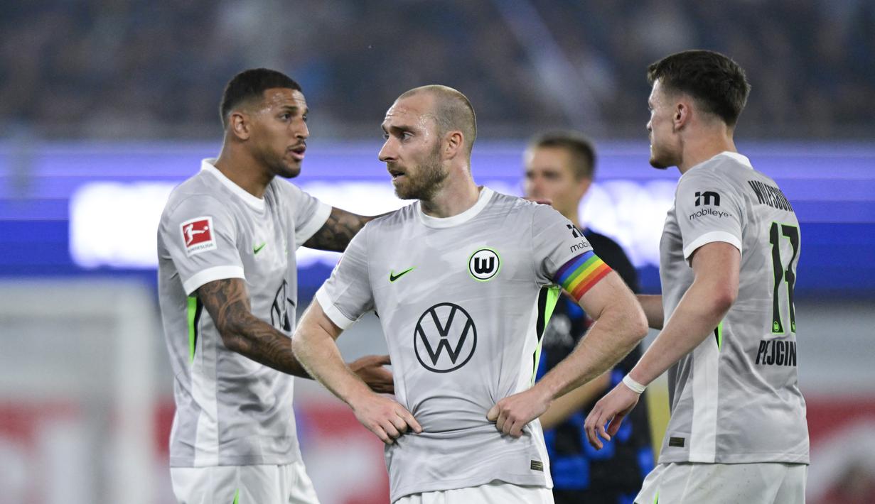 Pemain VfL Wolfsburg, Christian Eriksen, tampak kecewa setelah kalah 1-2 dari SC Paderborn pada leg kedua playoff promosi/degradasi di Home Duluxe Arena pada Selasa (26/5/2026) dini hari WIB. (AFP/Ina Fassbender)