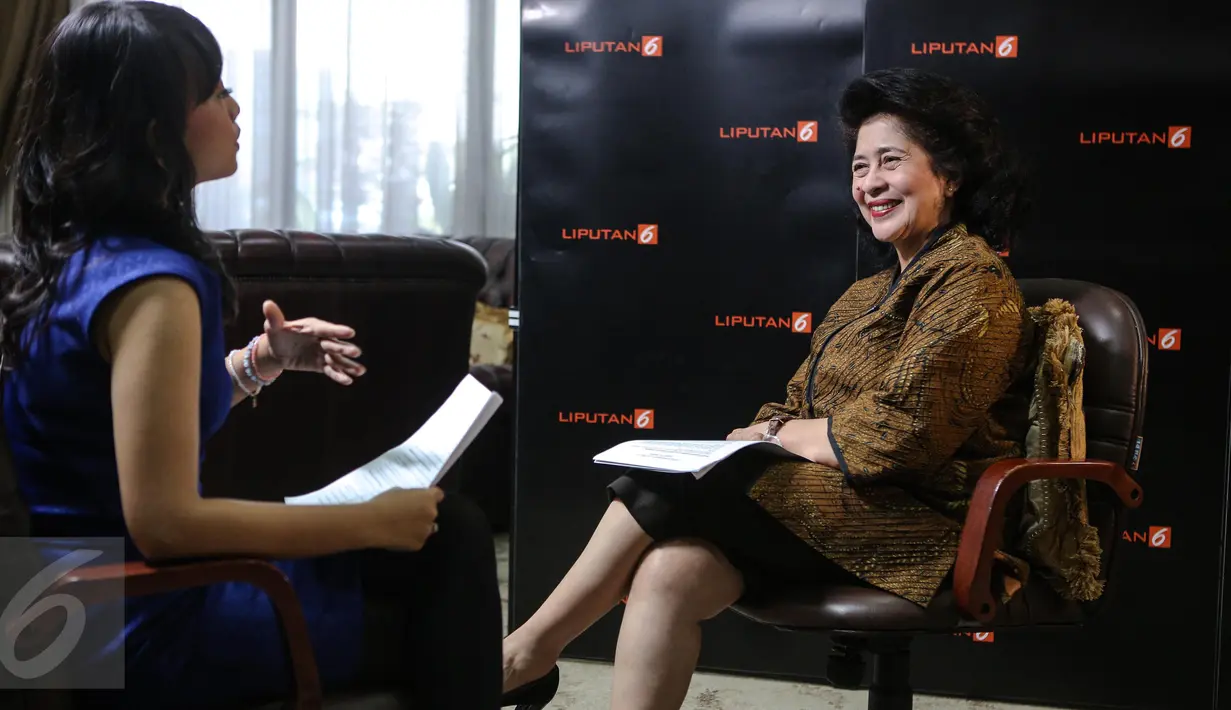 Menteri Kesehatan (Menkes), Nila F Moeloek menyambut hangat kedatangan tim Liputan6.com ke kantornnya di Gedung Kementerian Kesehatan, Jakarta, Selasa (30/6/2015). (Liputan6.com/Faizal Fanani)