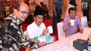 Presiden Jokowi didampingi Wapres Jusuf Kalla menunjukan bukti pembayaran zakat di Istana Negara, Jakarta, Rabu (14/6). Jokowi membayar zakat penghasilan senilai Rp45 juta dari dasar pengenaan zakat mencapai Rp1,8 miliar. (Liputan6.com/Angga Yuniar)