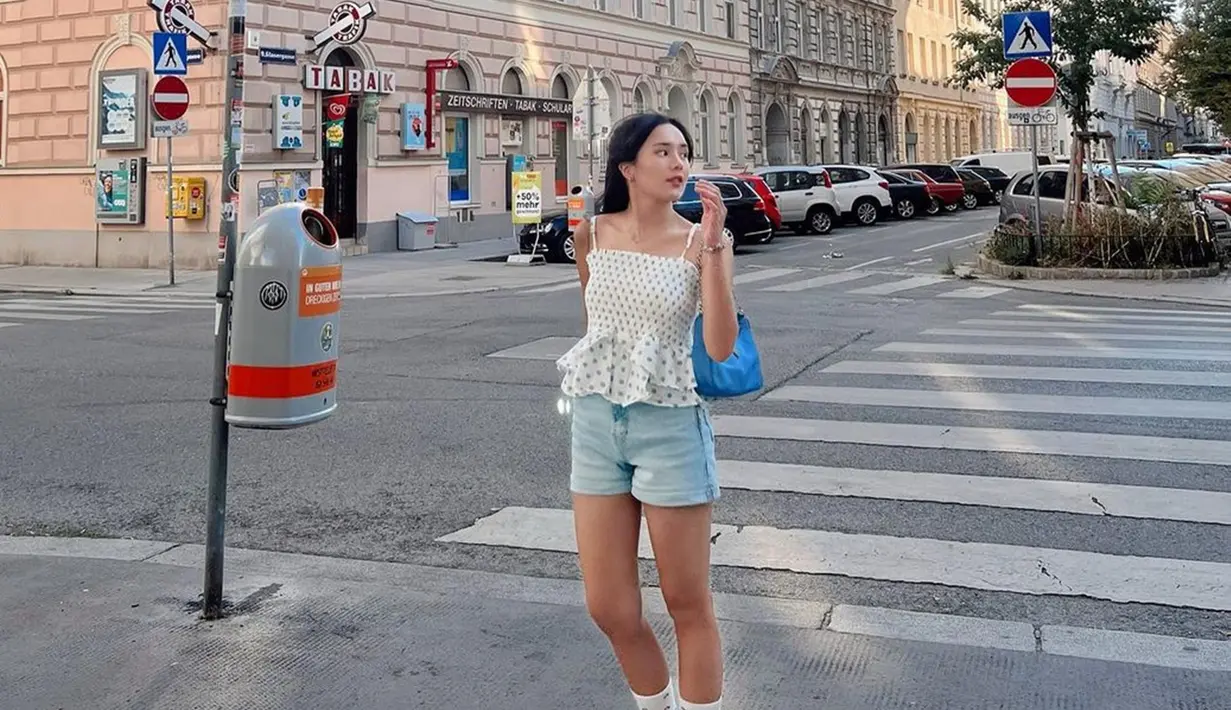 Melalui akun Instagram pribadinya, wanita kelahiran 27 Oktober 2002 ini pun mengunggah momen liburan di Austria. Bahkan, gaya penampilannya yang cukup santai ini tak lepas dari perhatian netizen. (Liputan6.com/IG/@bebytsabina)