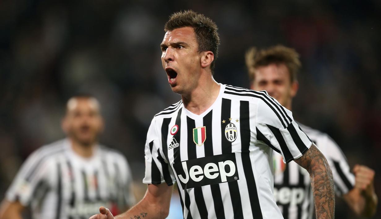 Striker Juventus, Mario Mandzukic, merayakan gol yang dicetaknya ke gawang Lazio pada lanjutan Serie A di Stadion Juventus, Turin, Kamis (21/4/2016) dini hari WIB. (AFP/Marco Bertorello)
