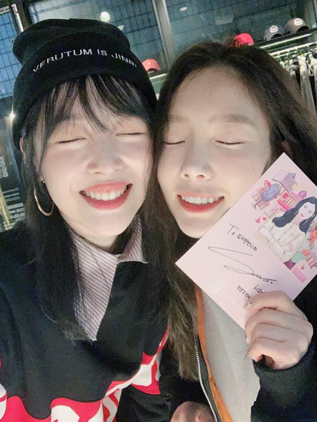 Taeyeon dan Sulli (Instagram/ jelly_jilli)