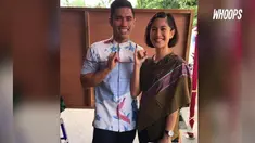 Dian tampak serasi berbusana dengan suami menggunakan baju karya Lulu Lutfi Labibi. 