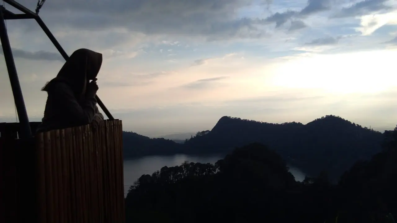 Telaga Ngebel. Salah satu destinasi wisata alam Ponorogo (foto: Dilawati)