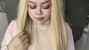 Untuk riasan wajah, Kekeyi tampil full makeup serba pink dari eyeshadow, bluson, hingga lipstiknya. Hingga bulu mata yang lentik. Bahkan tutorial makeup pun akan diperlihatkan melalui YouTubenya.  [Instagram/@rahmawatikekeyiputricantikka23]