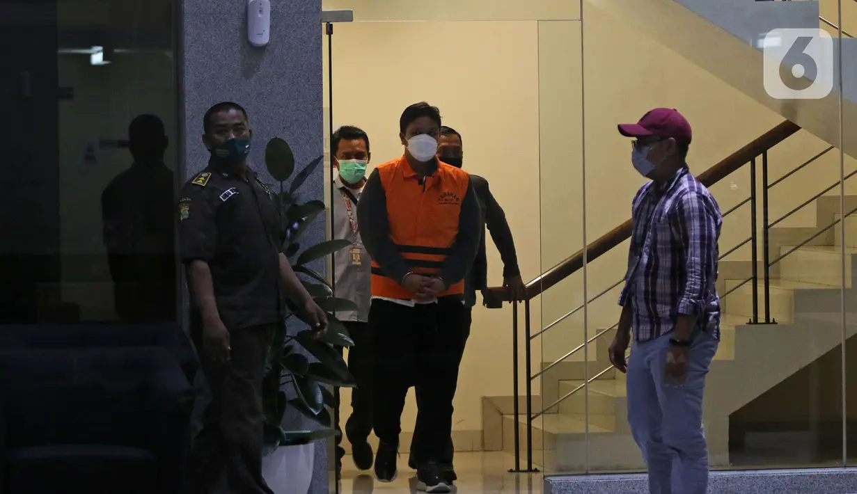 Bupati Kuantan Singingi (Kuansing) Andi Putra memakai rompi tahanan usai diperiksa di gedung Komisi Pemberantasan Korupsi (KPK), Jakarta, Rabu (20/10/2021).  Andi Putra terjaring OTT terkait suap perpanjangan izin HGU sawit di Kabupaten Kuantan Singingi, Provinsi Riau. (Liputan6.com/Herman Zakharia)