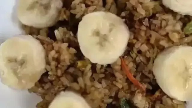 6 Nasi Goreng Topping Nyeleneh Ini Bikin Enggak Napsu Makan
