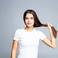 Rambut sering rontok? 6 tips ini bisa bikin rambut kamu sehat dan nggak bakal rontok lagi.