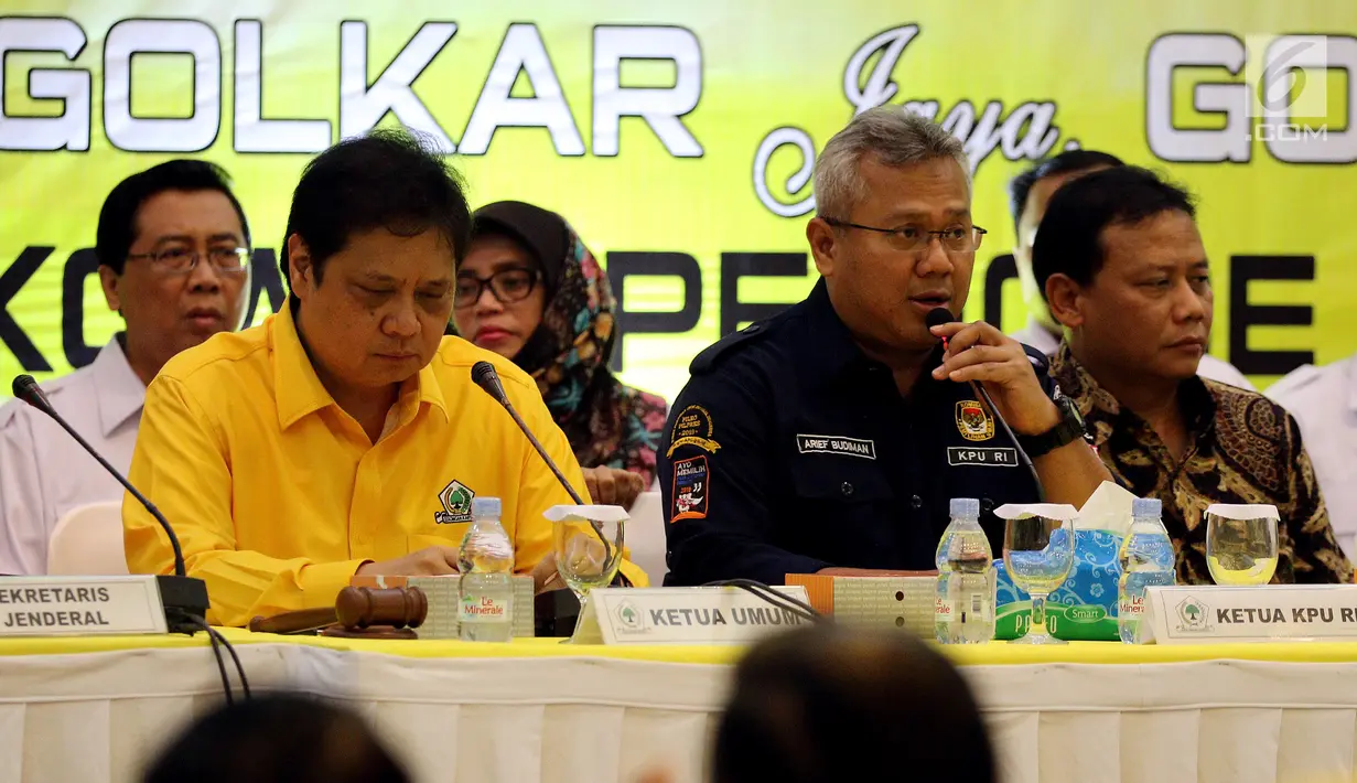 Ketua Umum Partai Golkar Airlangga Hartarto bersama Ketua KPU Arief Budiman  saat Verifikasi Faktual Partai Politik Tingkat Pusat Pasca Putusan MK di DPP Golkar, Jakarta, Senin (29/1). (Liputan6.com/JohanTallo)