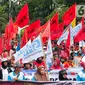 Massa buruh padat karya melakukan unjuk rasa di depan kantor Kementerian Tenaga Kerja (Kemnaker) di Jakarta, Selasa (23/5/2023). (Liputan6.com/Angga Yuniar)